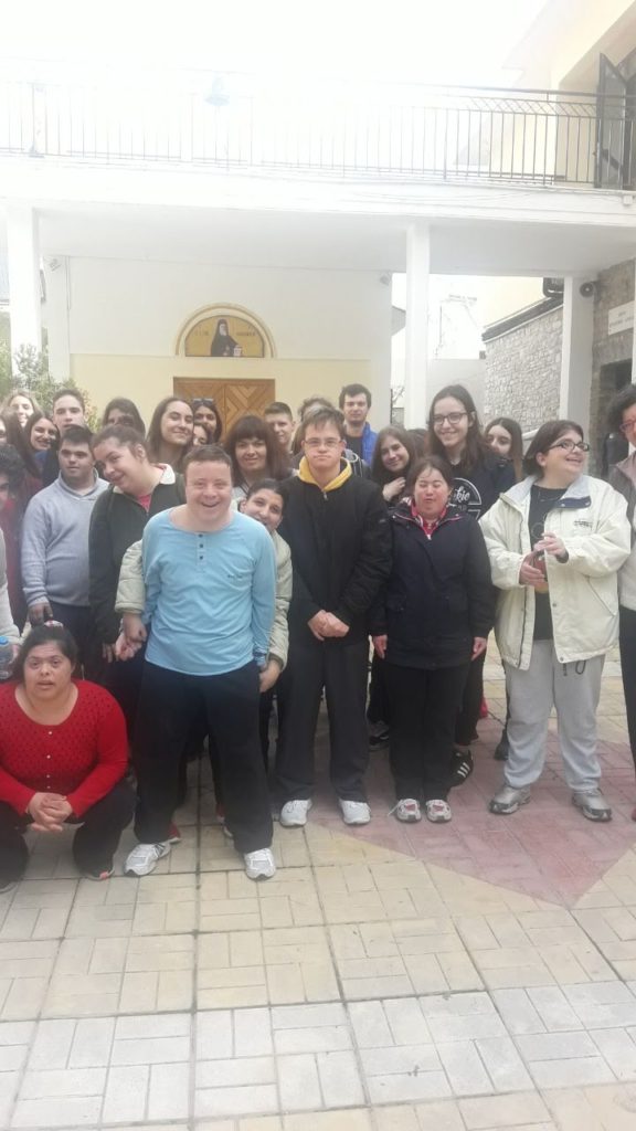 Ομαδική φωτογραφία από την υποδοχή των μαθητών της Γ’ Γυμνασίου του σχολείου Άγιος Ιωσήφ στην Εστία.