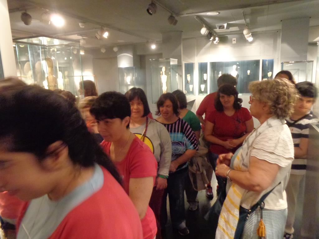 Στιγμιότυπο από την επίσκεψη της Εστίας στο Μουσείο Κυκλαδικής Τέχνης
